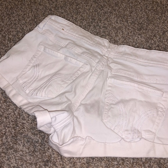 Cute short shorts - Picture 2 of 3